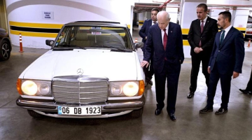 MHP Lideri Devlet Bahçeli, klasik otomobilini Antalya Milletvekili Başkan’a hediye etti