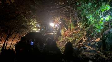Zonguldak’ta heyelan evi yıktı: İki kişi göçük altında