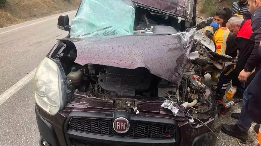 Ticari araçla kafa kafaya çarpışan kamyonet yan yattı, 2 kişi ise yaralandı
