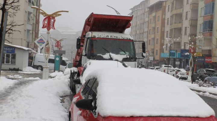 Yoğun kar yağışı! 23 yerleşim yolu ulaşıma kapandı