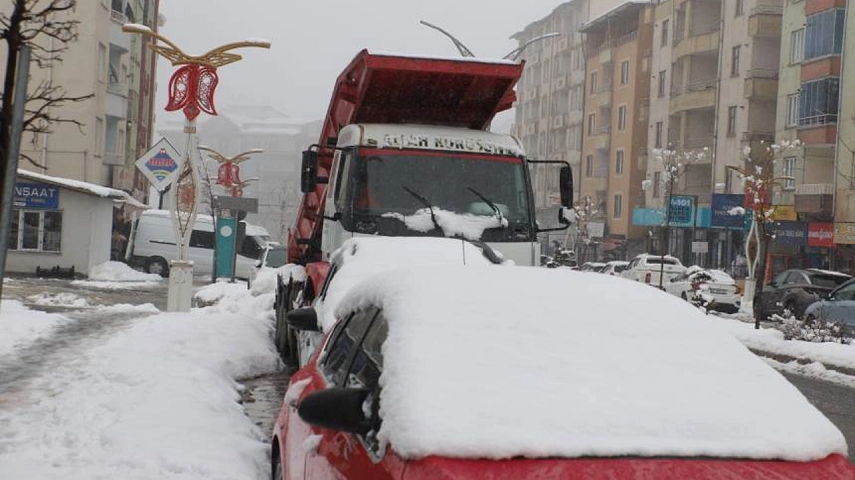 Yoğun kar yağışı! 23 yerleşim yolu ulaşıma kapandı