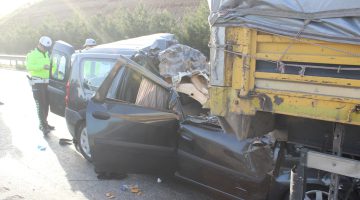 Manisa’da kamyonet tıra arkadan çarptı: 3 ölü, 1 ağır yaralı