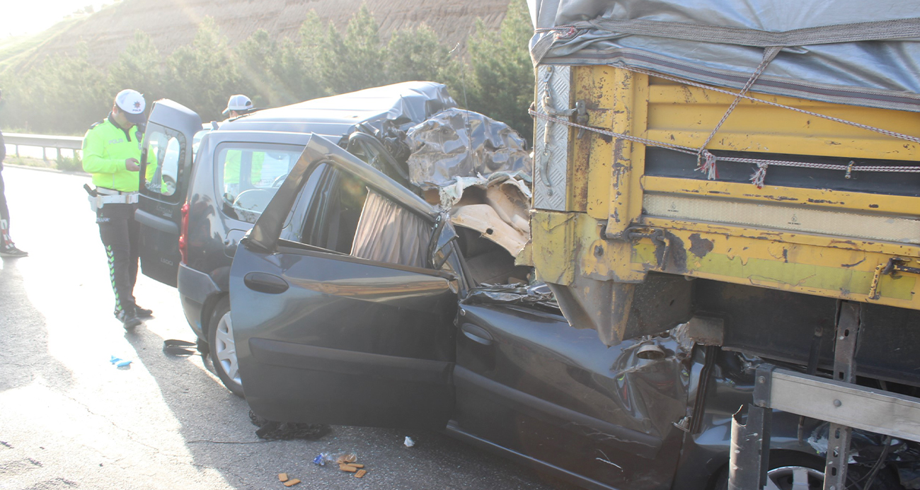 Manisa’da kamyonet tıra arkadan çarptı: 3 ölü, 1 ağır yaralı