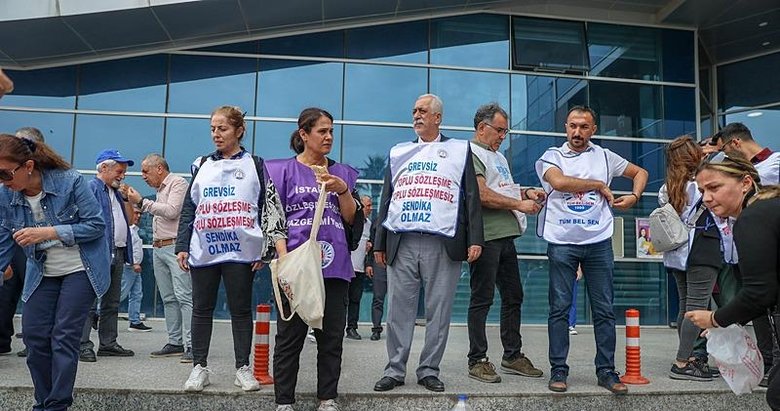 Bayraklı’da maaş krizi! İşçilerden belediye önünde eylem