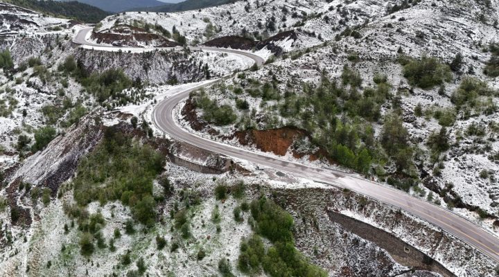 Dolu yağışı Pekün Dağını beyaza bürüdü