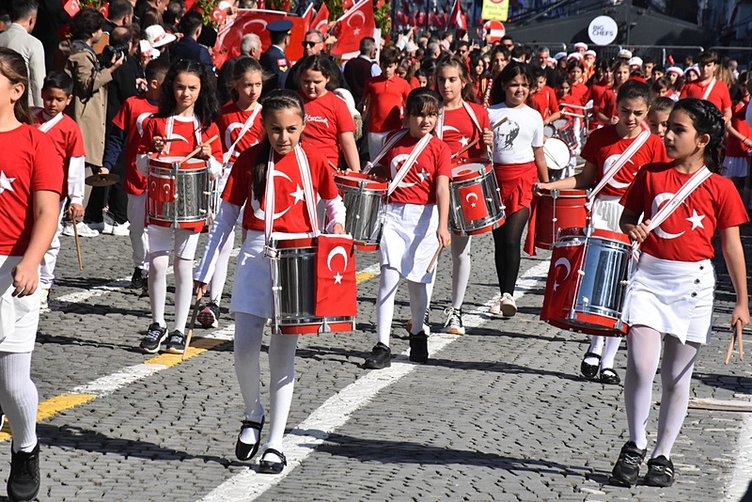 Cumhuriyet’in 101. yılı İzmir’de coşkuyla kutlandı