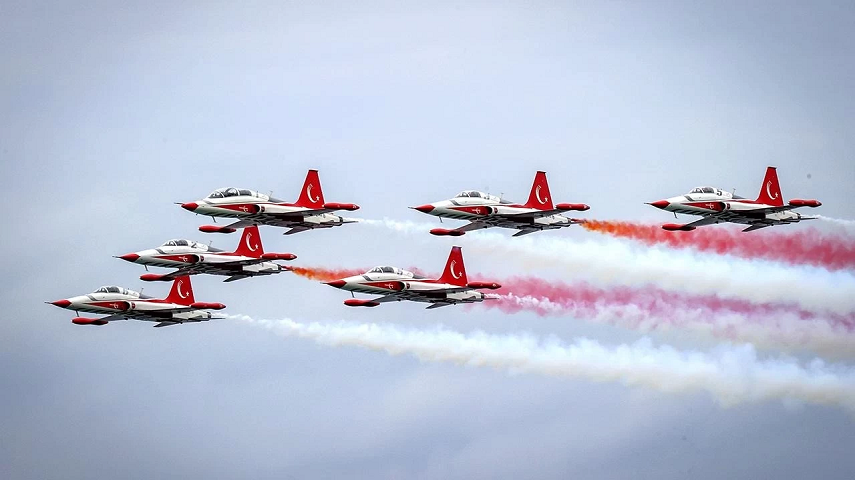 Türk Yıldızları’ndan “Ata’ya saygı” uçuşu