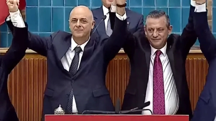 İYİ Parti’den istifa eden Ümit Özlale CHP’ye katıldı! Rozetini Özgür Özel taktı